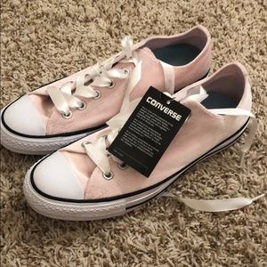 NWT low top pink velvet converse sz. 10